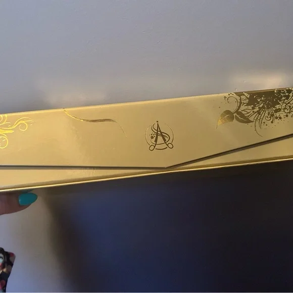Versha Straightner In Gold Box - Picture 9 of 9